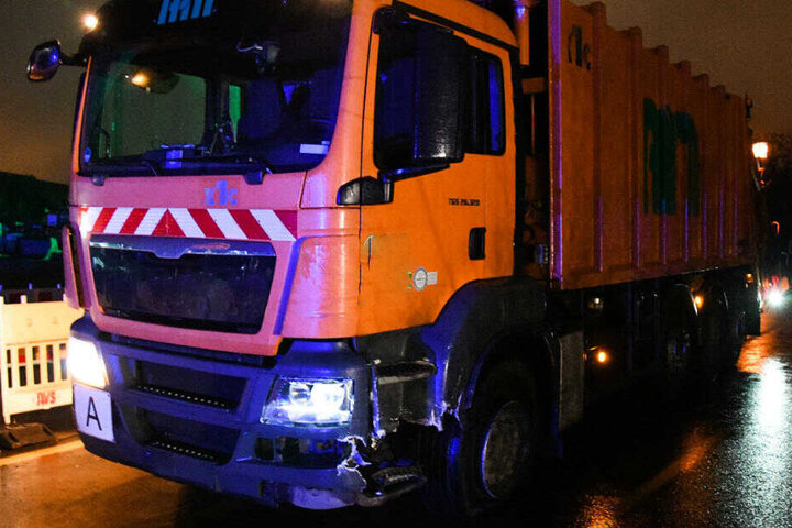 Ein Pkw kam aus ungeklärter Ursache von der Fahrbahn ab und prallte im Gegenverkehr mit einem Lkw zusammen.