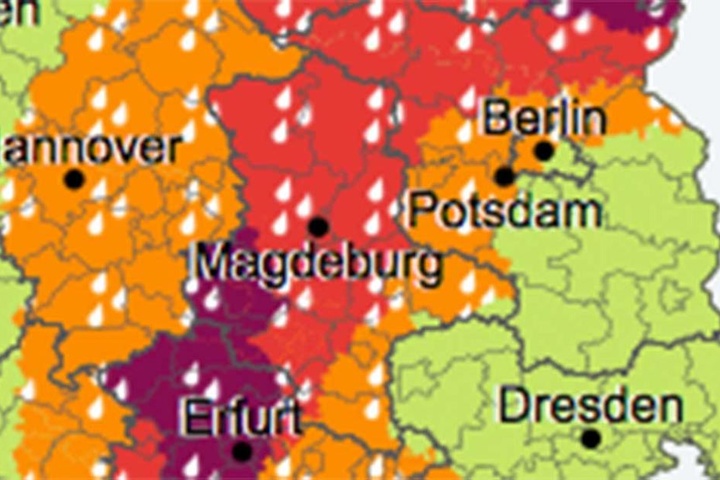 Extreme Unwetter der Stufe 3 (Rot) und 4 (lila) hängen über Mitteldeutschland fest.