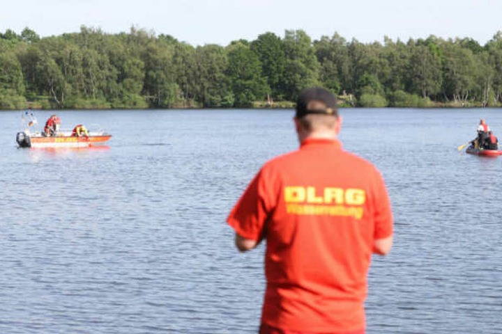 Boote der DLRG auf dem Maschener See.