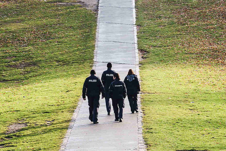 Nicht selten führen Polizei und Ordnungsamt eine Doppelstreife im Park durch.