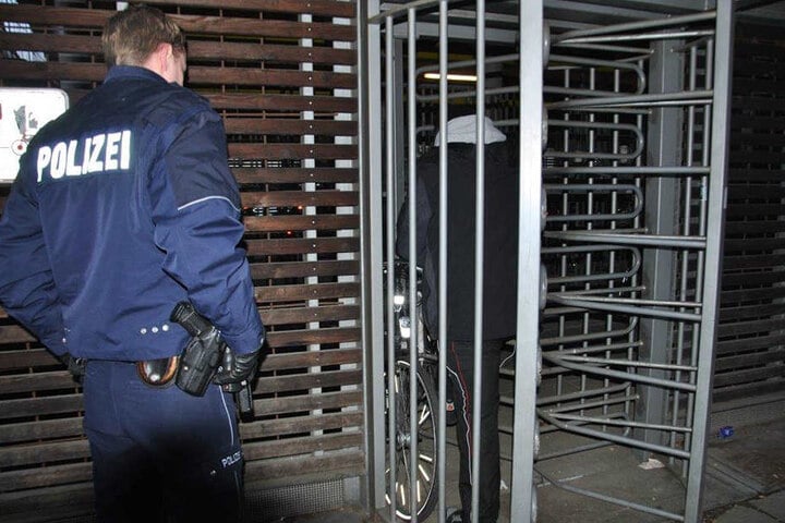 ...und die Polizei nahm ihn direkt in Empfang.