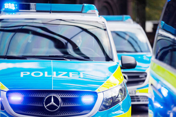 Die Polizei rückte zu der Bank an und befreite den Mann mithilfe eines Angestellten (Symbolbild).