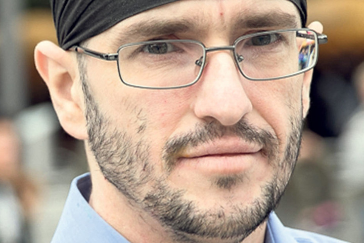 Maik Büttner
(34),
beschäftigt
im öffentlichen
Dienst
in Dresden,
wählt Die
Partei: „Ich
bin der Meinung,
dass die Politiker in
Deutschland sich selbst zu
ernst nehmen. Die Partei ist ein
guter Gegenpol dazu.“
