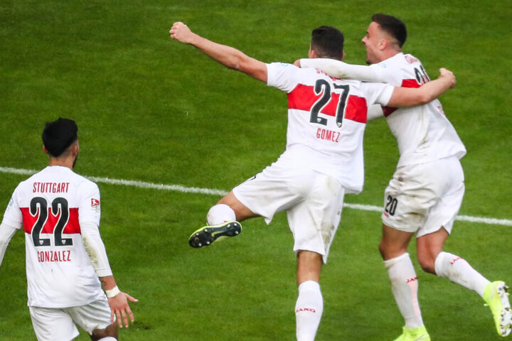 Stuttgarts Nicolas Gonzalez (l.-r.), Mario Gomez und Philipp Förster freuen sich über ein Tor.