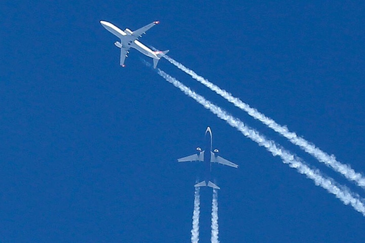 Flugzeuge kreuzen sich am Himmel. (Archivbild)