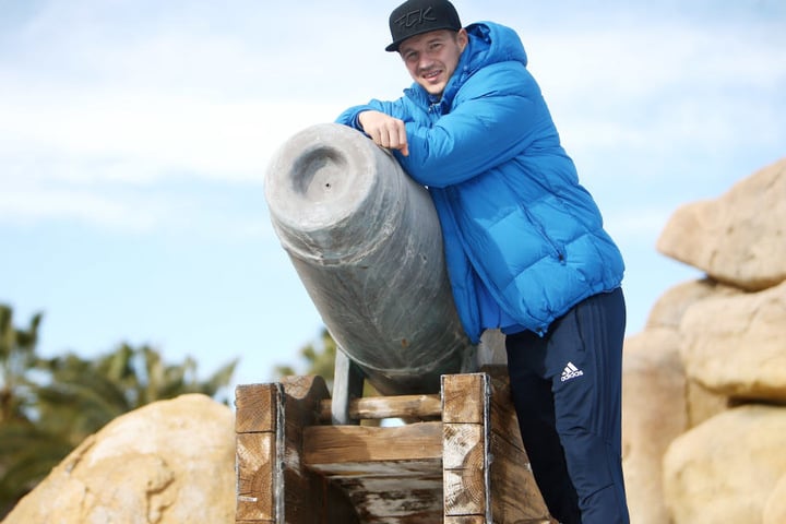 Wie passend für einen Scharfschützen! Torjäger Daniel Frahn lehnt im Trainingslager im spanischen Salou an einer Kanone.