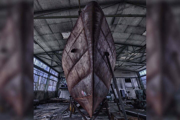 In dieser Fabrikhalle wartet das Schiff vergebens auf seine Vollendung.