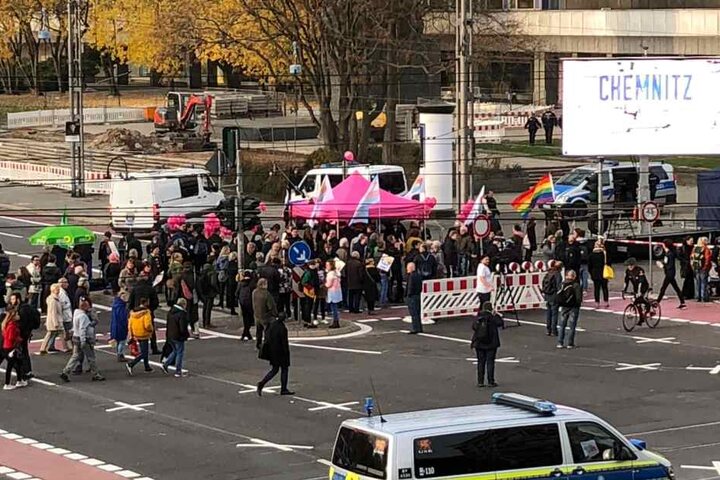 Langsam wird es voll auf der Kreuzung Brückenstraße/Straße der Nationen.