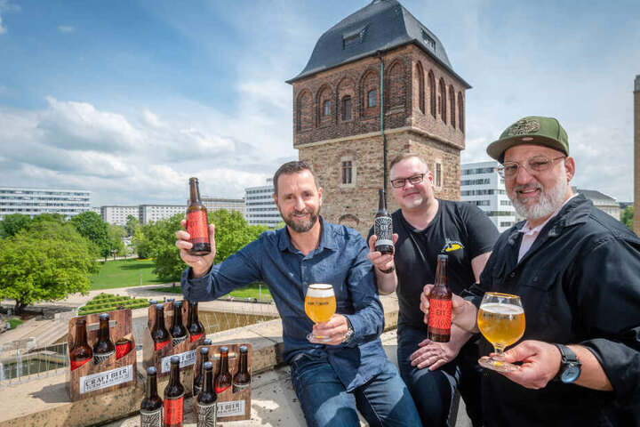 Turm-Brauhaus-Chef André Donath (54, l.) und Geschäftsführer Andreas Müller (48, r.) mit Braumeister Yves Hänsl (45) haben das "EIT - Einer im Turm"-Bier kreiert.