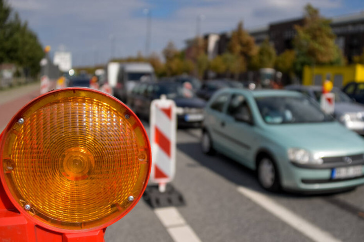 Wegen der Sperrung muss in Hamburg mit mehr Verkehr und Stau gerechnet werden. (Archivbild)