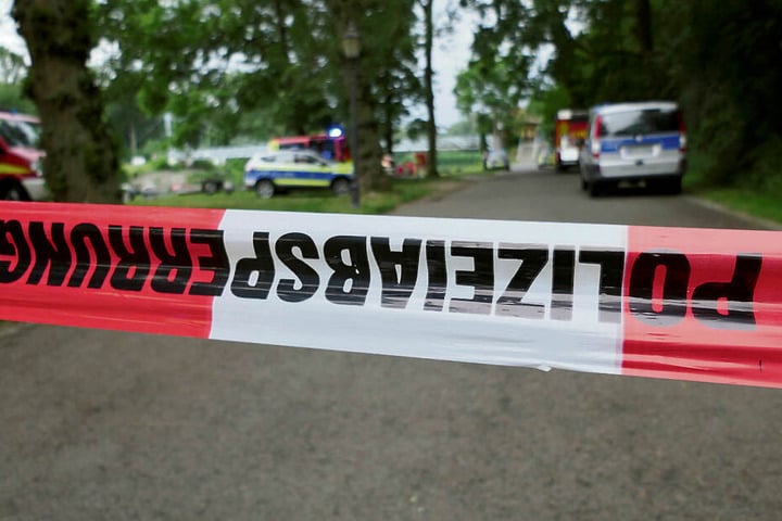 Polizisten haben den Uferweg abgesperrt. Am Abend wurde die Leiche des vermissten Mannes in der Nähe eines Bootsanlegers gefunden.