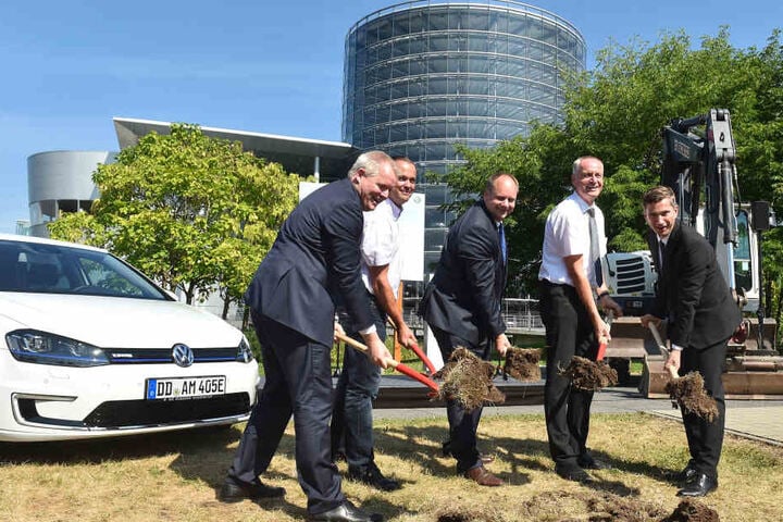 Wenn Anzugträger zur Schippe greifen (v.l.): VW-Finanzchef Siedlatzek, Betriebsrats-Chef Aehlig, OB Hilbert, Bauleiter Eichel und Wirtschaftsminister Dulig.
