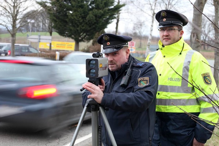 Jeder Kilometer zählt: Polizeihauptmeister Andreas Grass (l., 49) bei der
Messung.