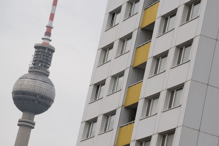 Wohnungen in Berlin sollen bei Wiedervermietungen künftig maximal 9,80 Euro kalt pro Quadratmeter kosten (Symbolbild).