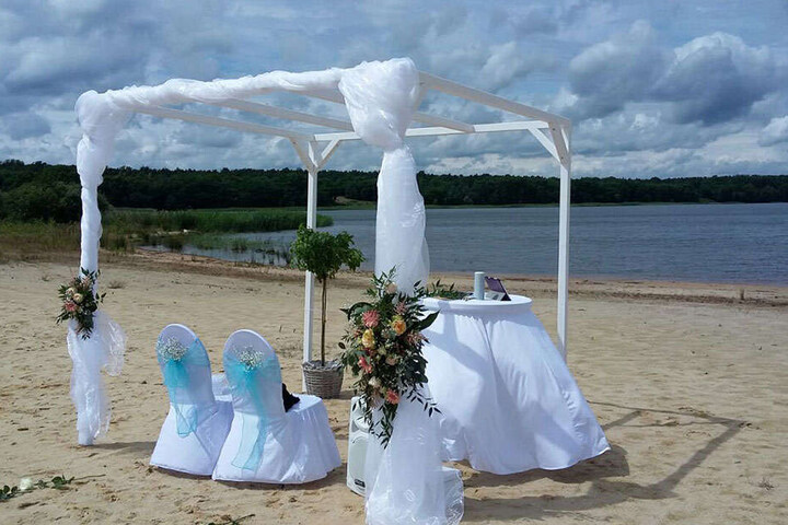 Von wegen steifes Arrangement: Moderne Ehepaare wünschen sich eine lässige Atmosphäre bei der Hochzeit, weiß Weddingplanerin Claudia Schubert.