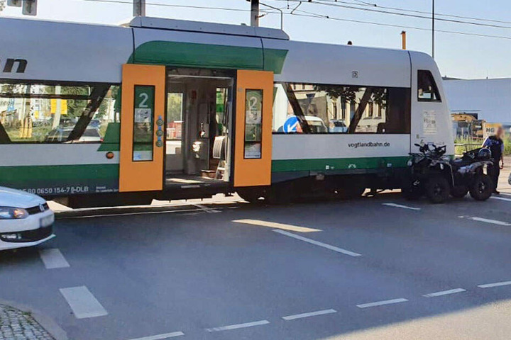 Ein Quad krachte mit der Vogtlandbahn zusammen.