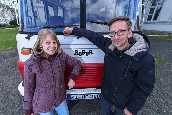 Sandra Scheel (25) und Martinus van Paridon (43) aus dem Kulturhauptstadtbüro fahren einen aufgemotzten Robur durch die Zittauer Ortsteile, rühren so die Werbetrommel für das Projekt.