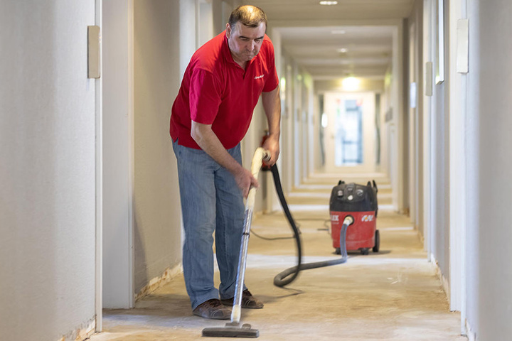 Viel Arbeit beim Umbau: Handwerker Jorge (46) reinigt einen Flur.