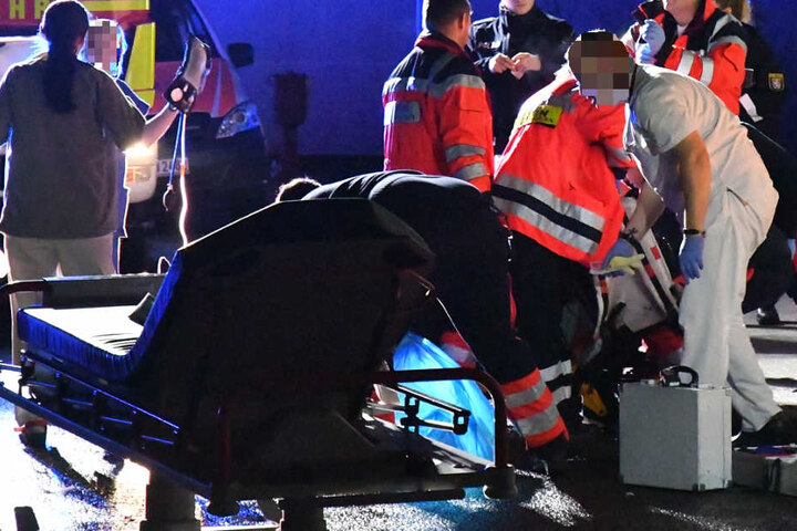 Der Autofahrer musste einem Zeugen zufolge reanimiert werden.