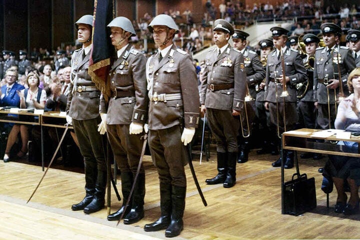 Der Kulti wurde auch politisch genutzt: Soldaten der Nationalen Volksarmee marschieren 1977 zum 14. Parteitag der DDR-CDU im Saal auf.