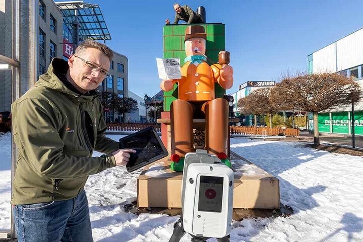Ingo Eppert (47) und Detlef Wuttke (57, hinten) können die Größe des Riesen durch einen Laserscanner ermitteln.