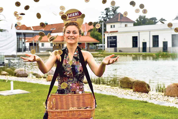 Wer bei den Genusswelten nicht aufs Wechselgeld warten will, zahlt mit
Genusstalern. Die gibts bei Lina Herbst (20) im Bauchladen.