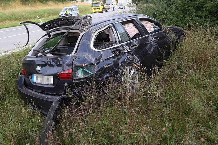 Aus diesem zertrümmerten BMW flüchtete der Mann zu Fuß.