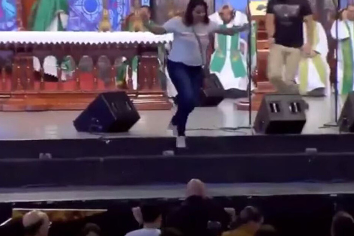 Die Frau sprang anschließend von der Bühne, von welcher der Priester kurz zuvor fiel.