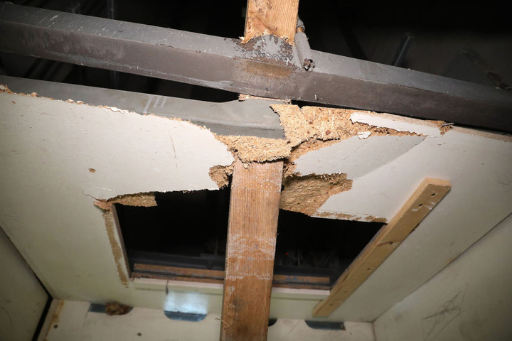 Wie der Holzbalken durch den Aufzug kam, muss jetzt geklärt werden.