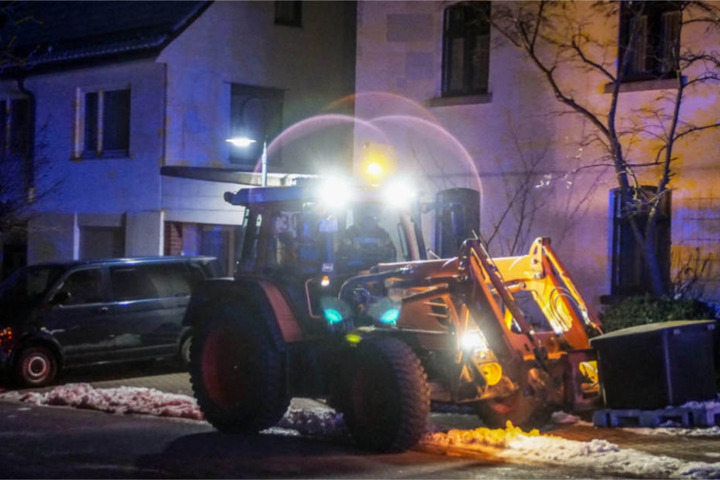 Weil das Löschwasser bei den eisigen Temperaturen gefror, musste jede Menge Streumittel her.