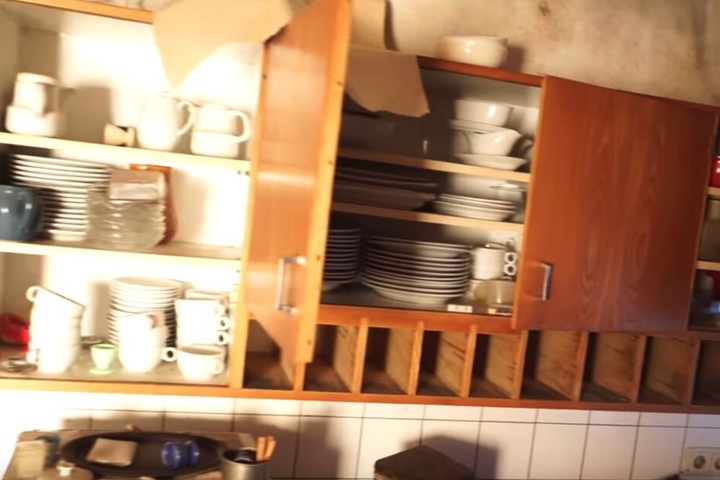 In den Schränken steht noch jede Menge altes Geschirr.