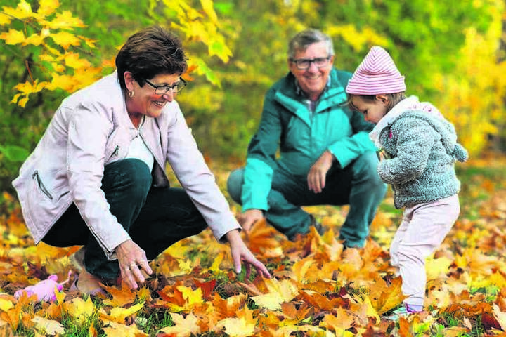 Glück im Herbst: Alexandrina und ihre Paten-Großeltern haben immer viel Spaß.