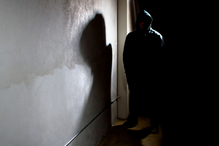 Der Mann fotografierte die junge Frau wohl heimlich. (Symbolbild)