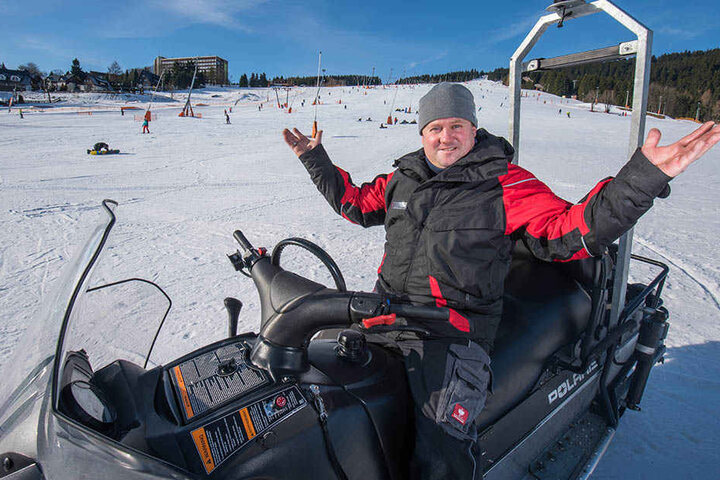 René Lötzsch (45), Geschäftsführer der Fichtelberg Schwebebahn freut sich über Sonne und Schnee.