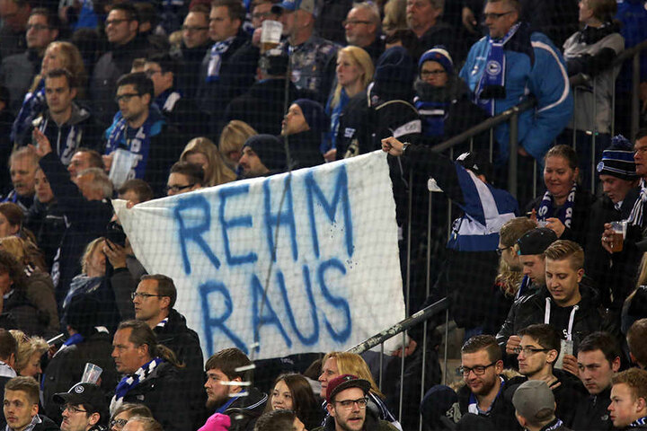 Kurz vor Spielende wurde von einigen Fans mit einem Plakat "Rehm raus" gefordert.