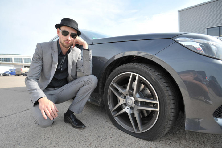 Beide Reifen an der Beifahrerseite des E-Klasse-Mercedes sind nun platt.