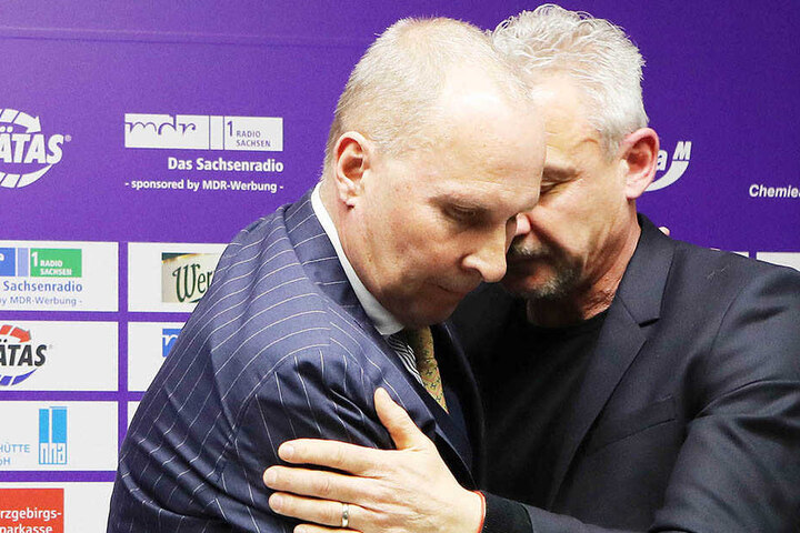 FCe-Präsident Helge Leongardt (l.) und (Ex-)Trainer Pavel Dotchev umarmten sich bei der Pressekonferenz demonstrativ.