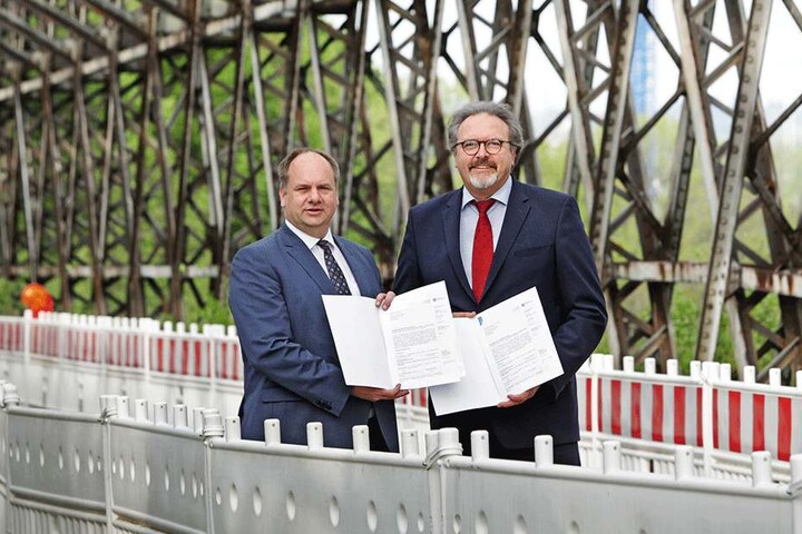 Staatssekretär Stefan Brangs (53, SPD, r.) übergab OB Dirk Hilbert (46, FDP) Montag auf der Brücke den Förderbescheid.