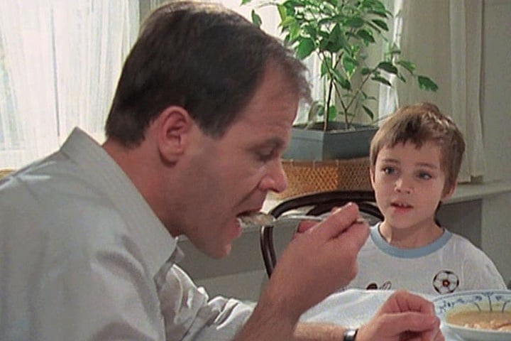 "Sag mal, Papa ... " In "Barfuß ins Bett" spielte Robert Huth als 4-Jähriger den kecken "Klein Robert", hier mit seinem Filmvater Doktor Hans Schön (Jörg Panknin).