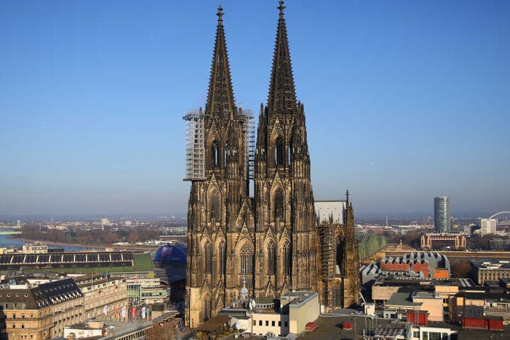 Der Kölner Dom wird täglich von Tausenden Menschen besucht, von denen viele auch die Freitreppe nutzen (Archivbild).