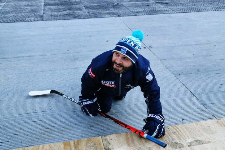 Eislöwen-Coach Rico Rossi krabbelte zur Eisfläche, weil er die Kufenschoner vergessen hatte.