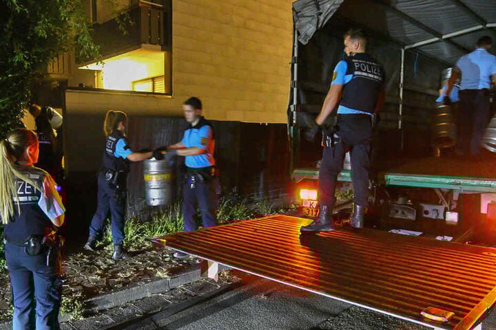Hand in Hand: Die Beamten hieven gemeinsam die 170 Fässer in den Lastwagen.