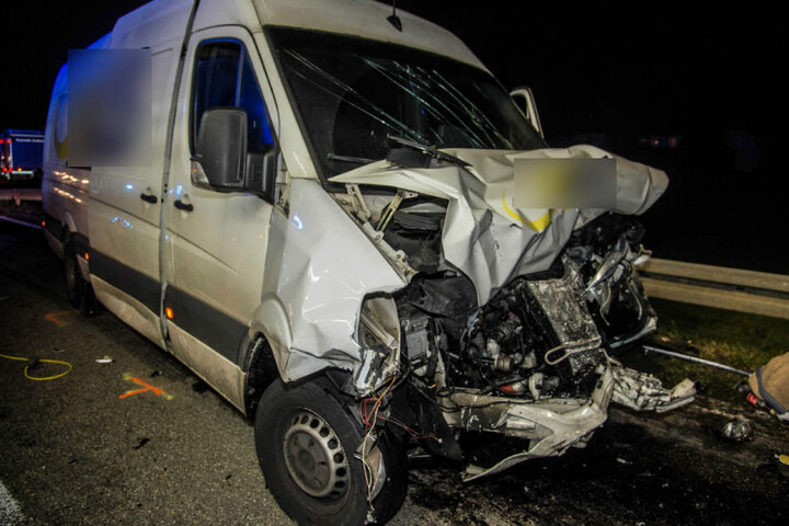 Der 21 Jahre alte Fahrer dieses Kleintransporters kam mit leichten Verletzungen davon.