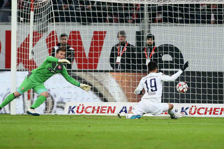 Bobby Wood (r.) überwindet den Düsseldorfer Schlussmann Michael Rensing, es ist Aues 400. Tor in der 2. Bundesliga.