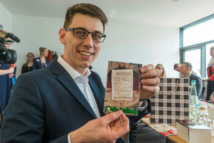 Oliver bekam gleich mehrere Geschenke von Danilo, wie etwa ein Foto seiner
Spende.