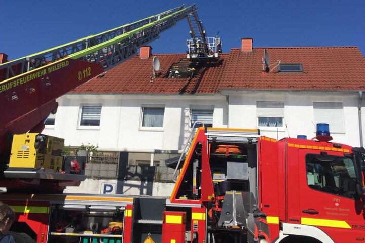 Mit einer Drehleiter kämpften die Einsatzkräfte gegen das Feuer.