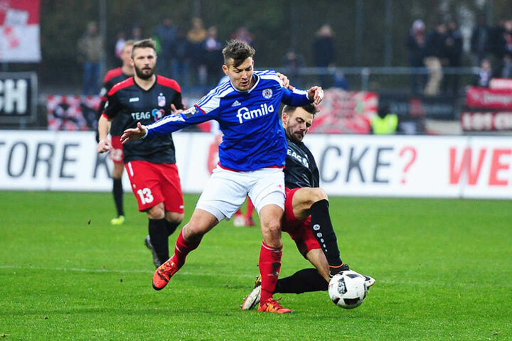 Liridon Vocaj im Zweikampf mit Tim Siedschlag (l.) von Holstein Kiel.