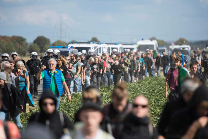 Tausende Menschen kamen am Samstag an den Hambacher Forst.