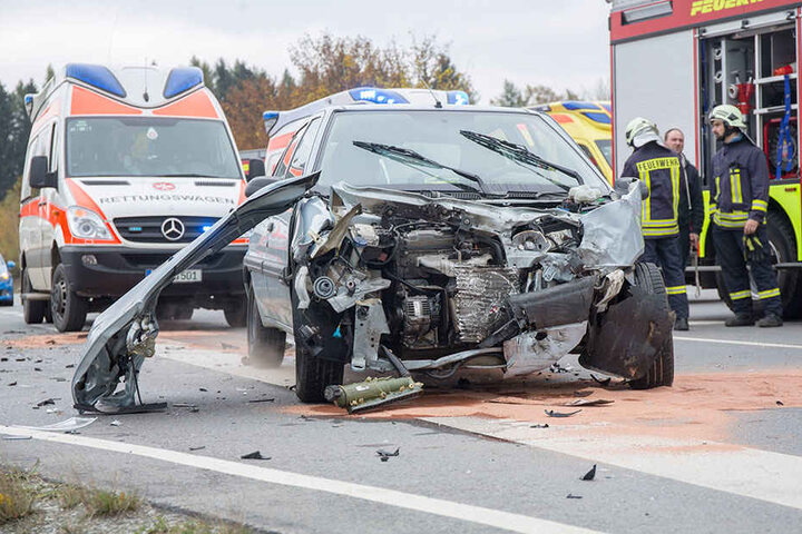 Bei dem Unfall wurde der Citroen im Frontbereich zerstört.