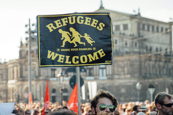 Der Slogan "Refugees welcome" heißt Flüchtlinge in Deutschland willkommen.